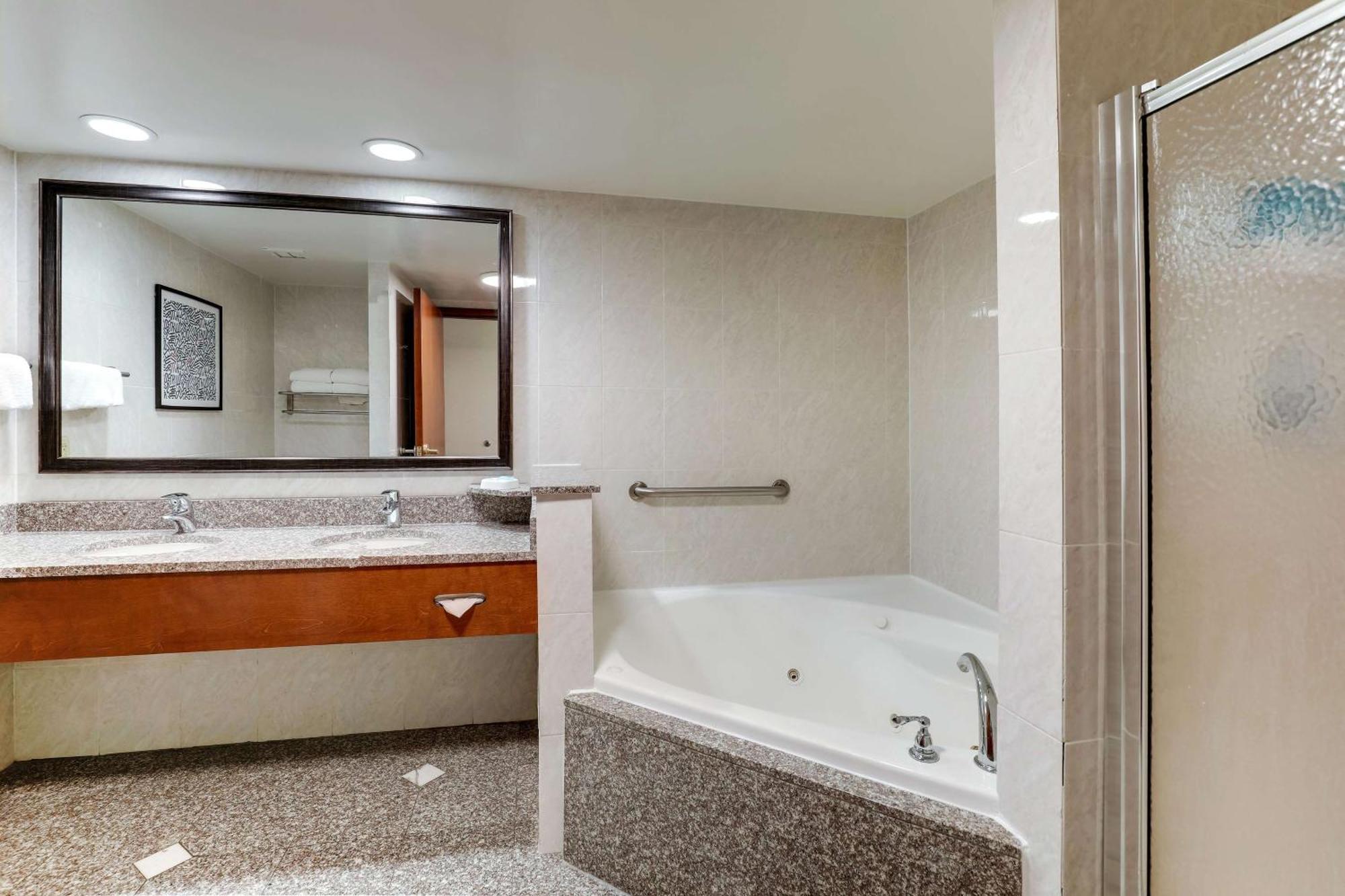 Drury Inn & Suites Birmingham Lakeshore Drive Buitenkant foto